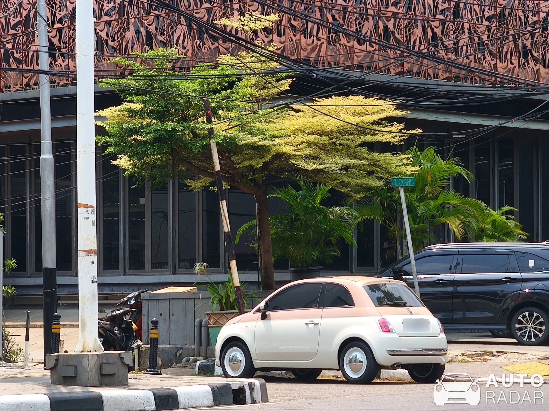 Fiat 500 Cabriolet spotted in Jakarta
