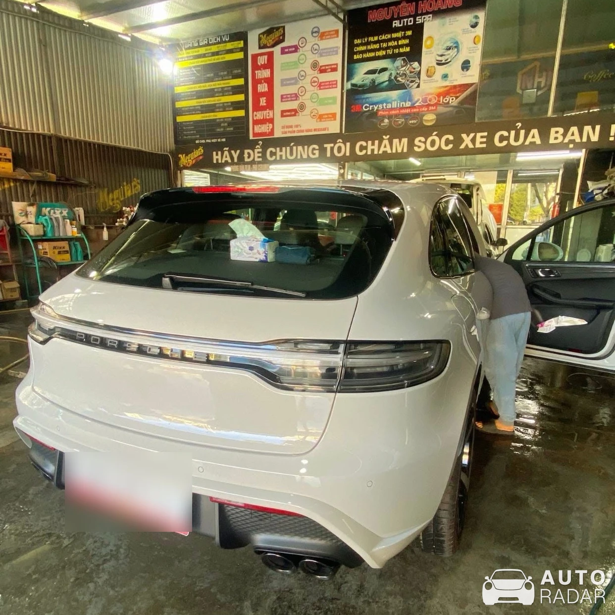 Porsche Macan spotted in Thành phố Hòa Bình
