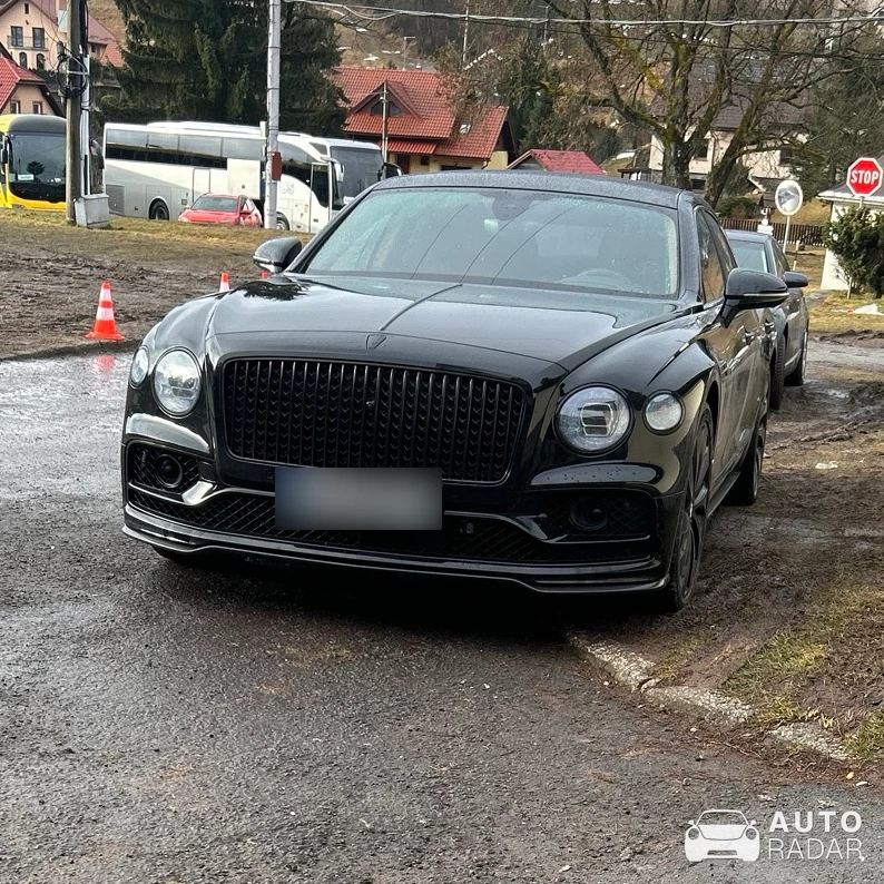 Bentley Flying Spur Hybrid spotted in Lovčica - Trubín