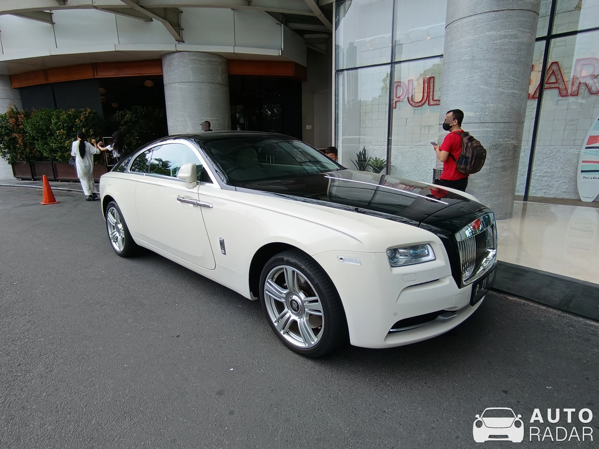 Rolls-Royce Wraith spotted in Surabaya, Indonesia