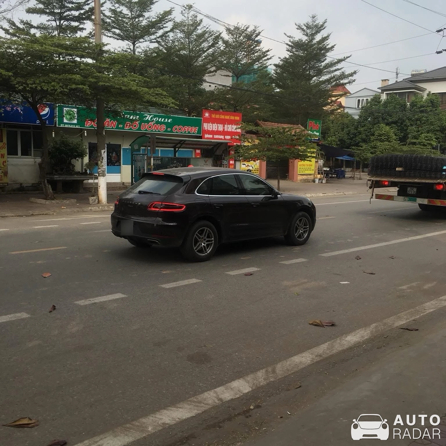 Porsche Macan spotted in Thành phố Vĩnh Yên, Việt Nam