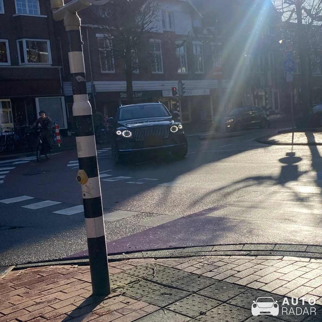 Bentley Bentayga Hybrid spotted in Zeist, Nederland
