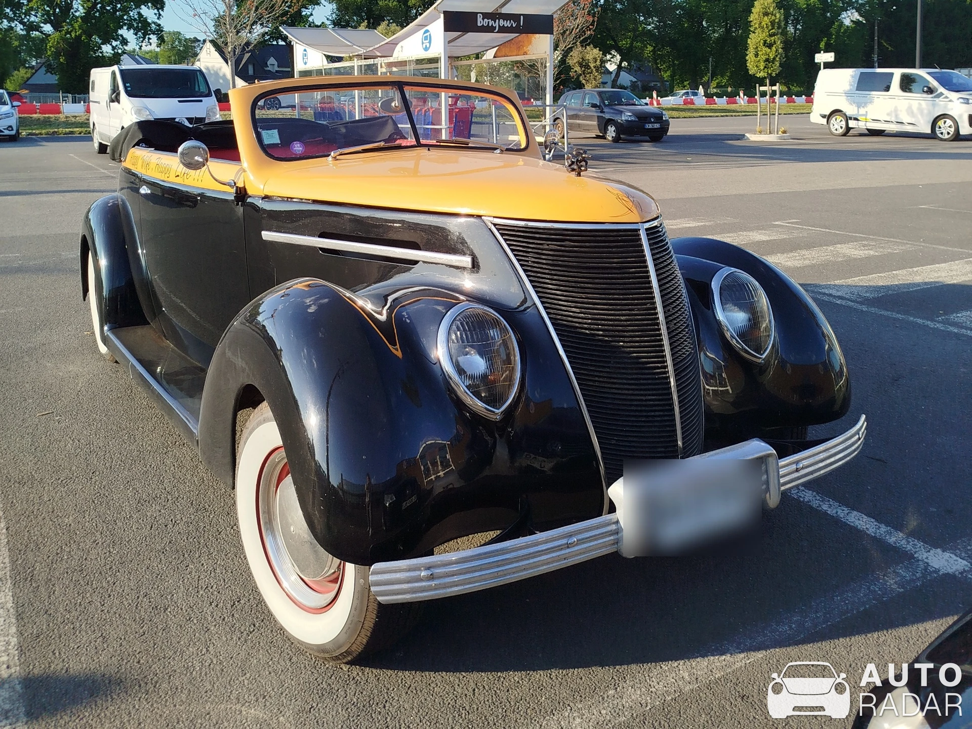 Ford De Luxe 1937 spotted in Sarzeau