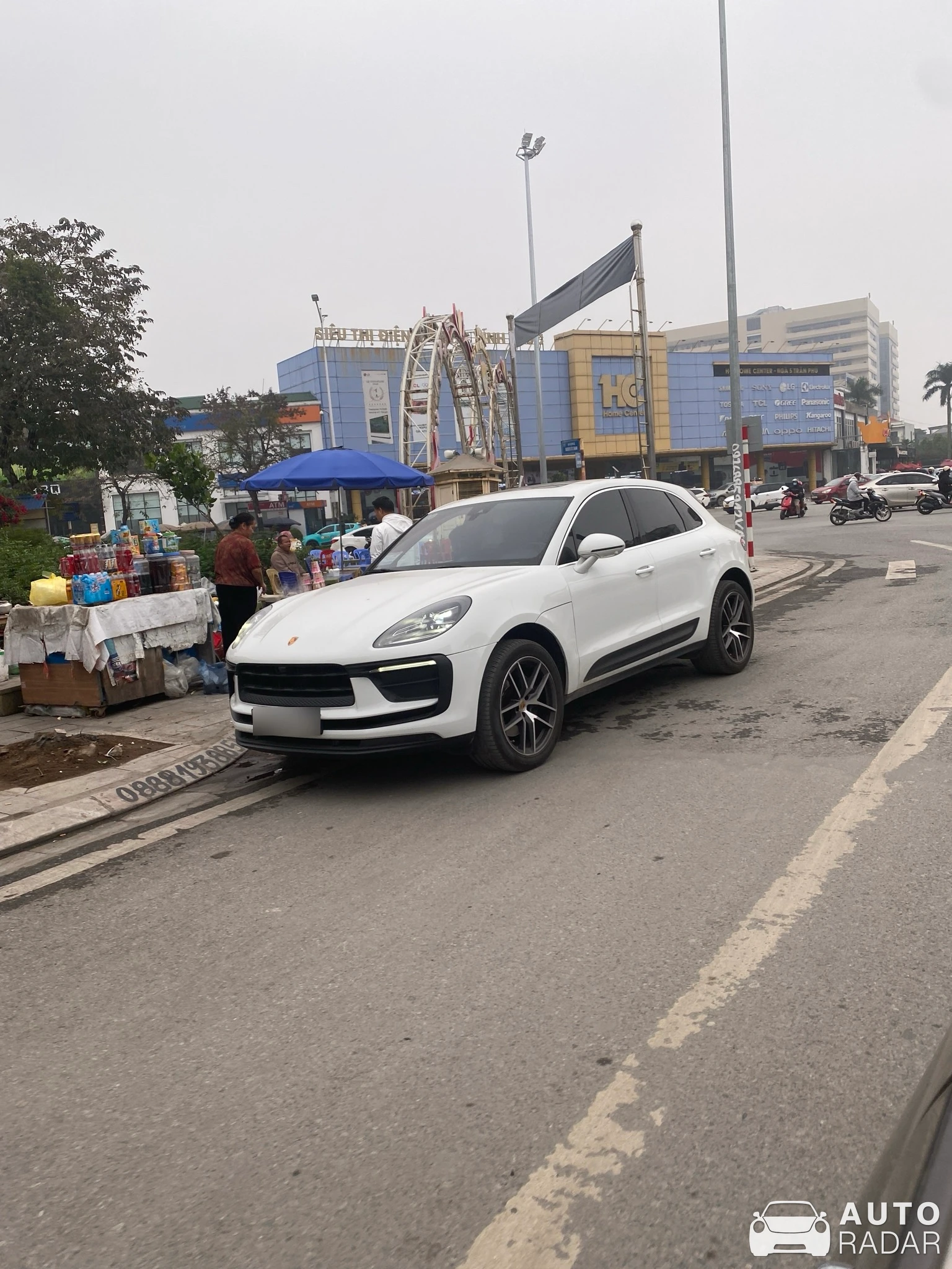 Porsche Macan spotted in Thành phố Vĩnh Yên, Việt Nam