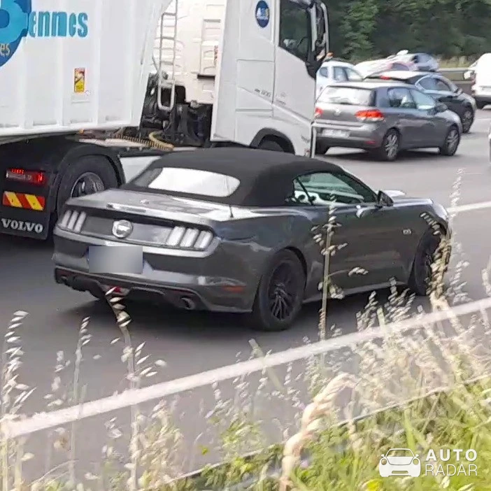 Ford Mustang GT Convertible 2015 spotted in Bron