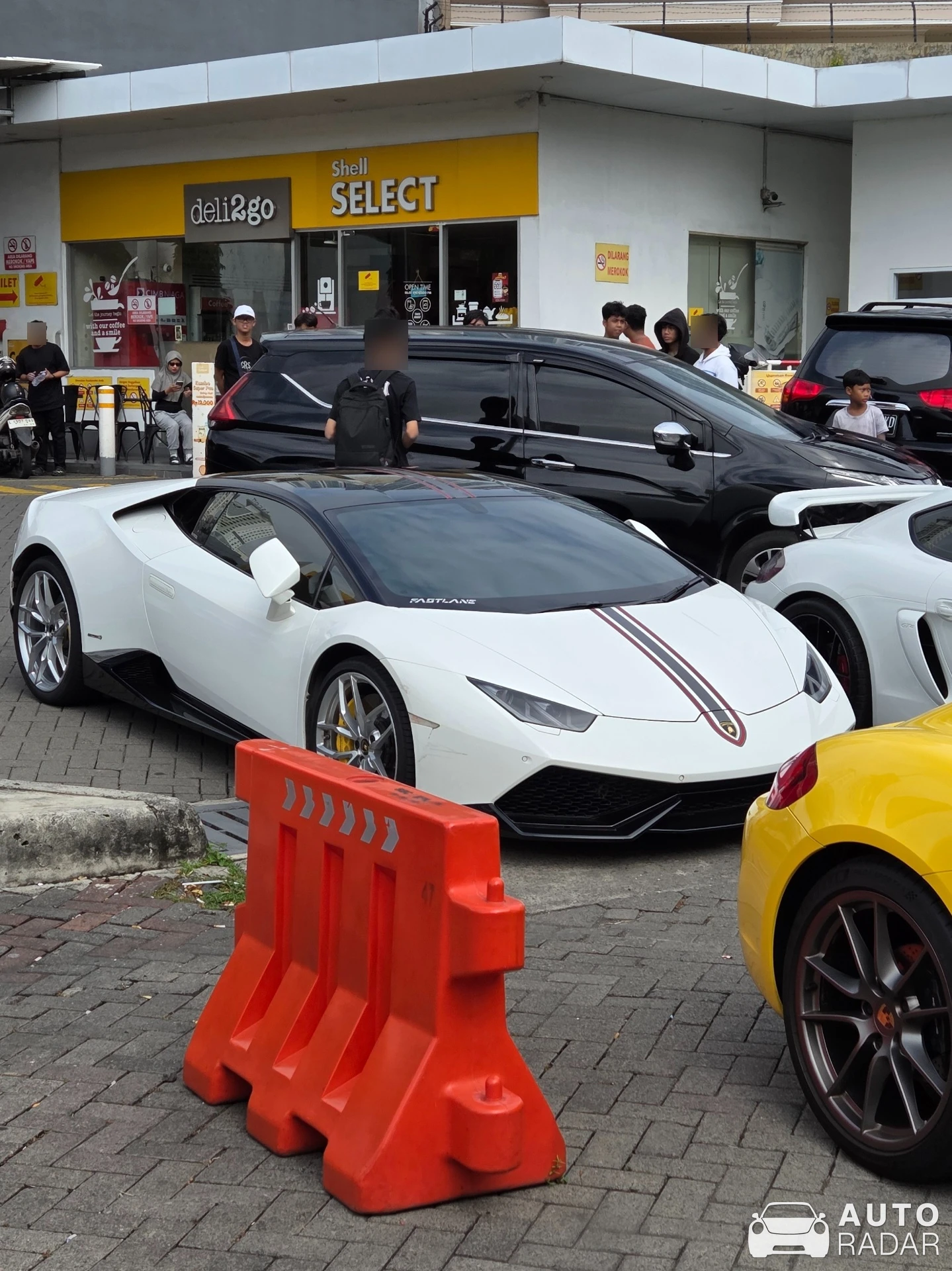 Lamborghini Huracán LP610-4 spotted in Surabaya, Indonesia