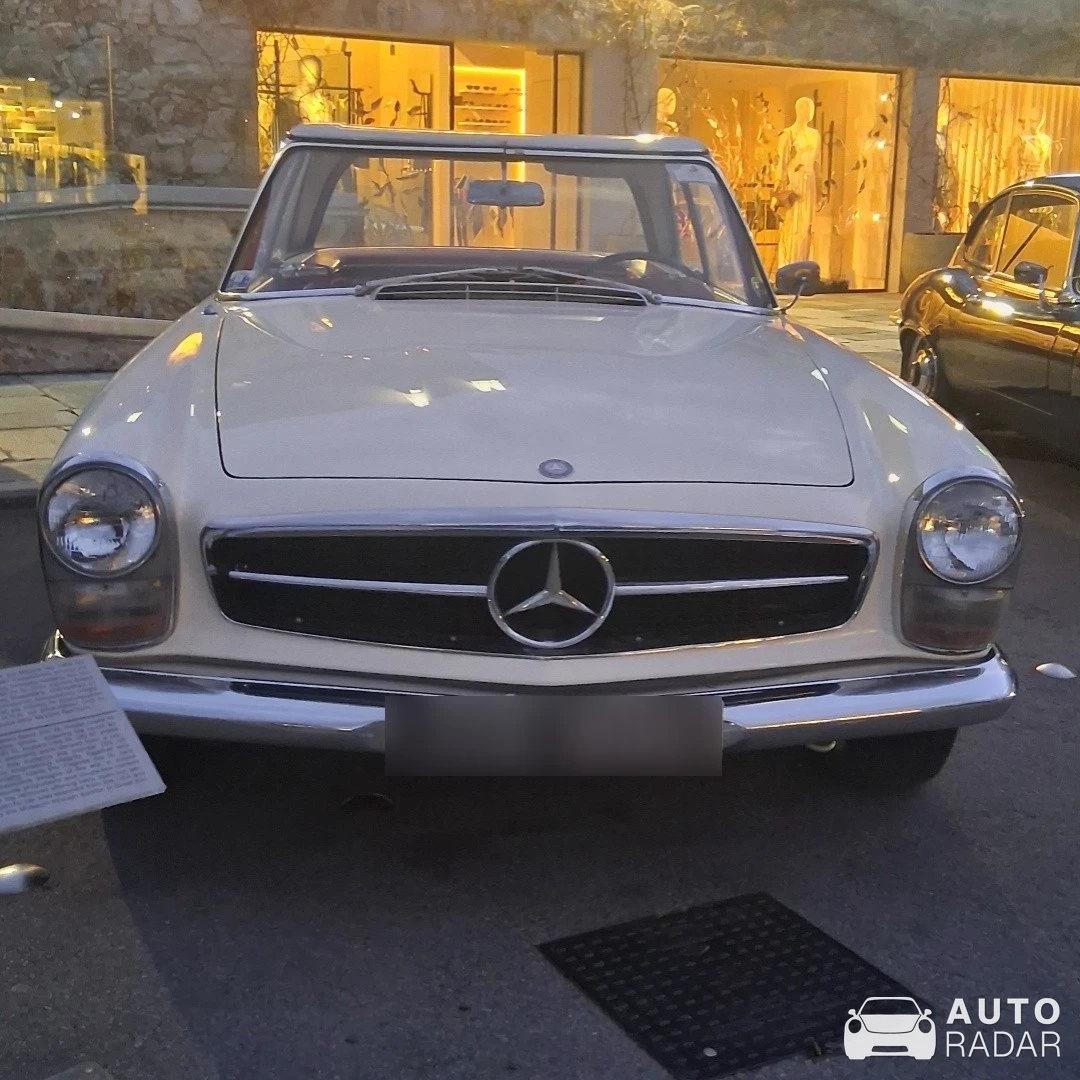 Mercedes-Benz 230SL spotted in Vouliagmeni