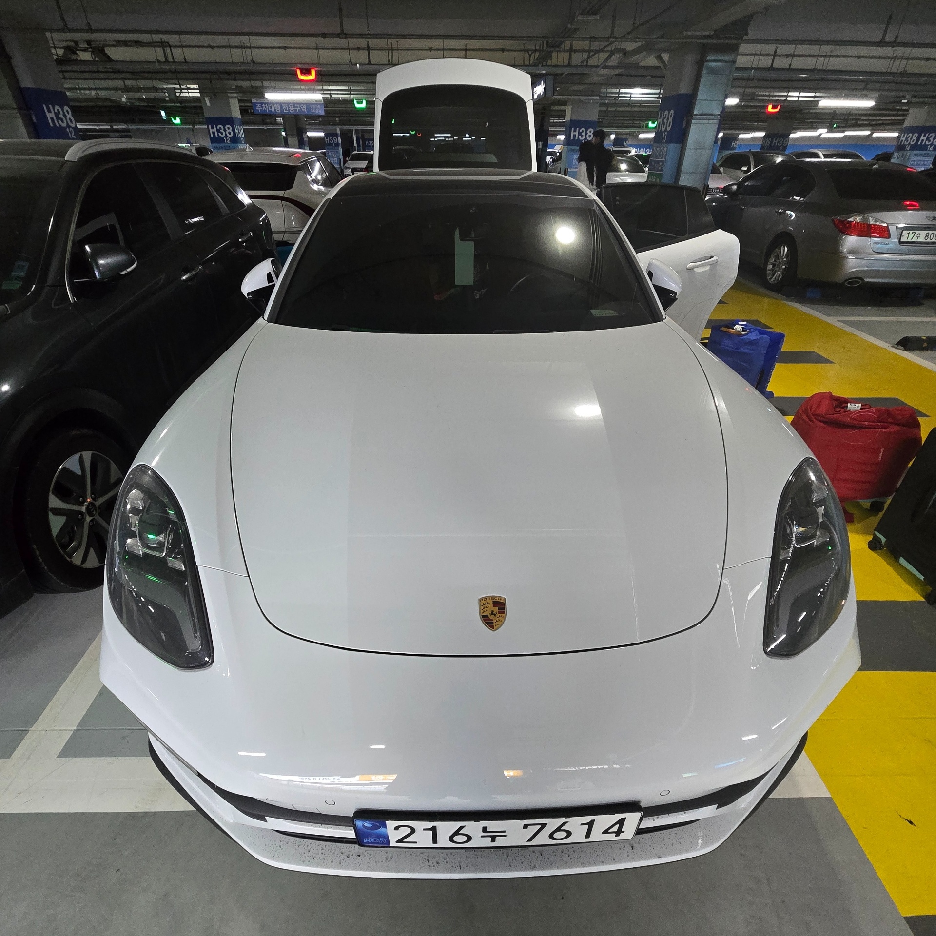 Porsche 971 Panamera 4