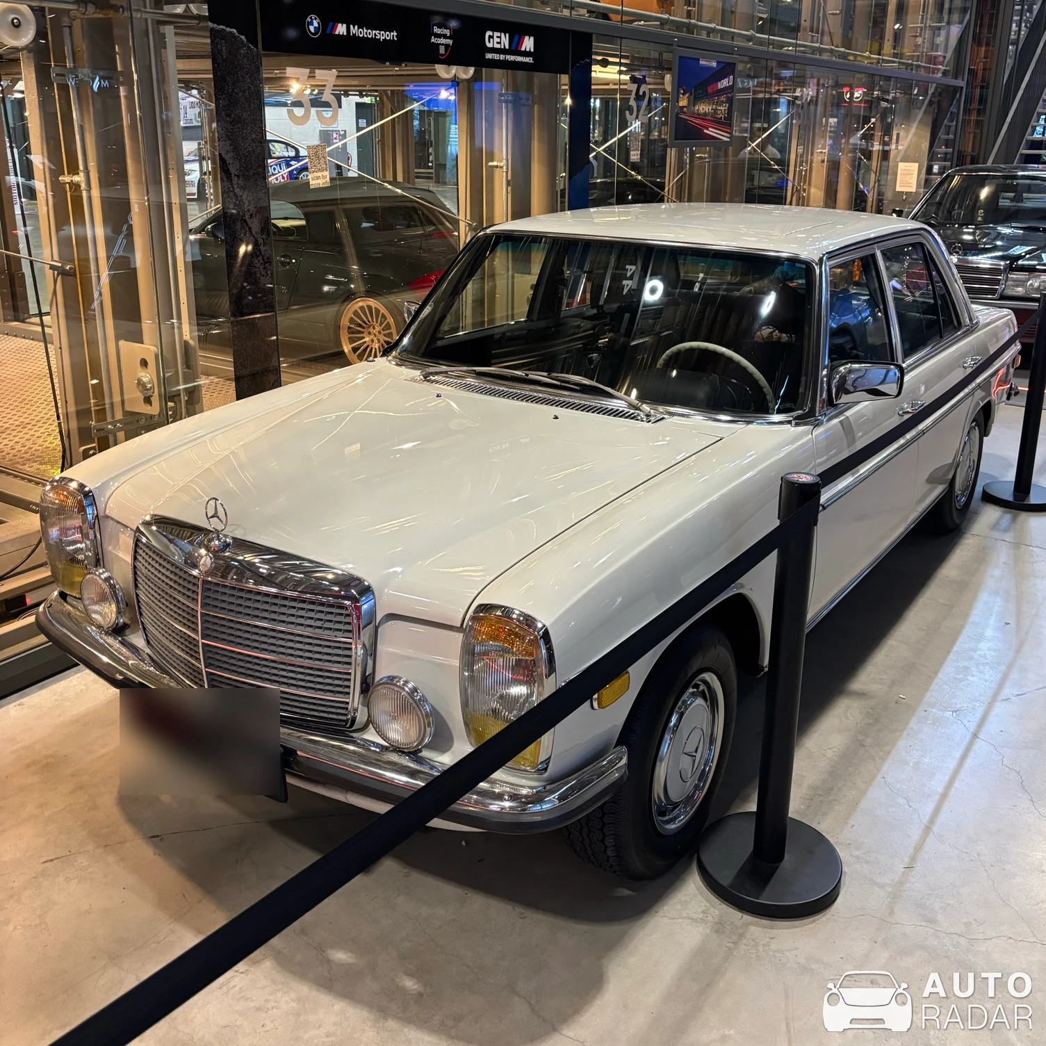 Mercedes-Benz 280 E spotted in München, Germany