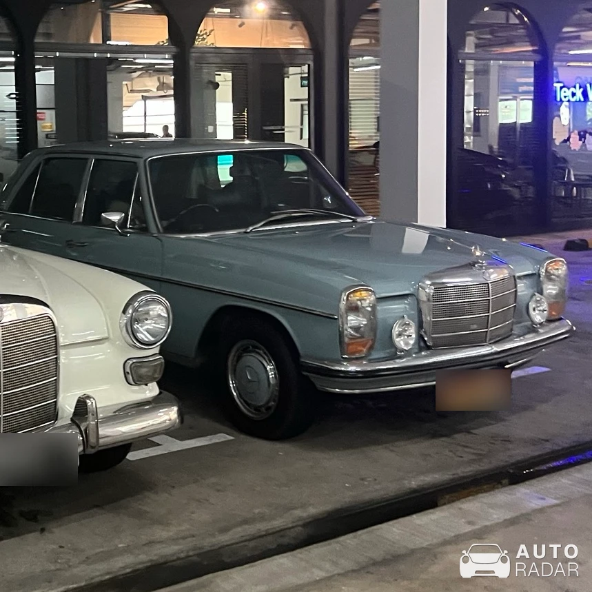 Mercedes-Benz 220 spotted in Singapore