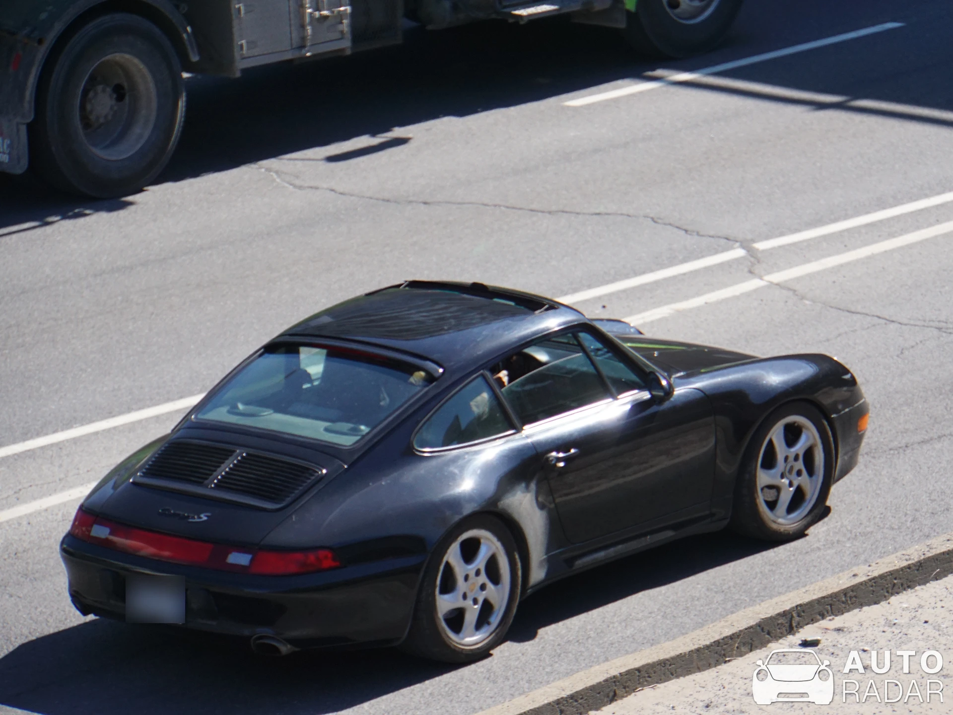 Porsche 993 Carrera S spotted in Montréal