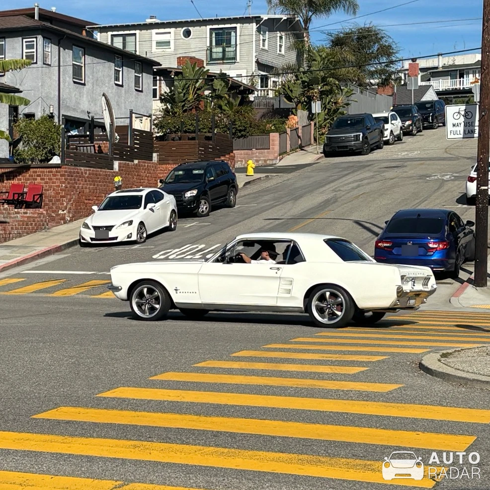 Ford Mustang Coupé 1966 spotted in Hermosa Beach, United States