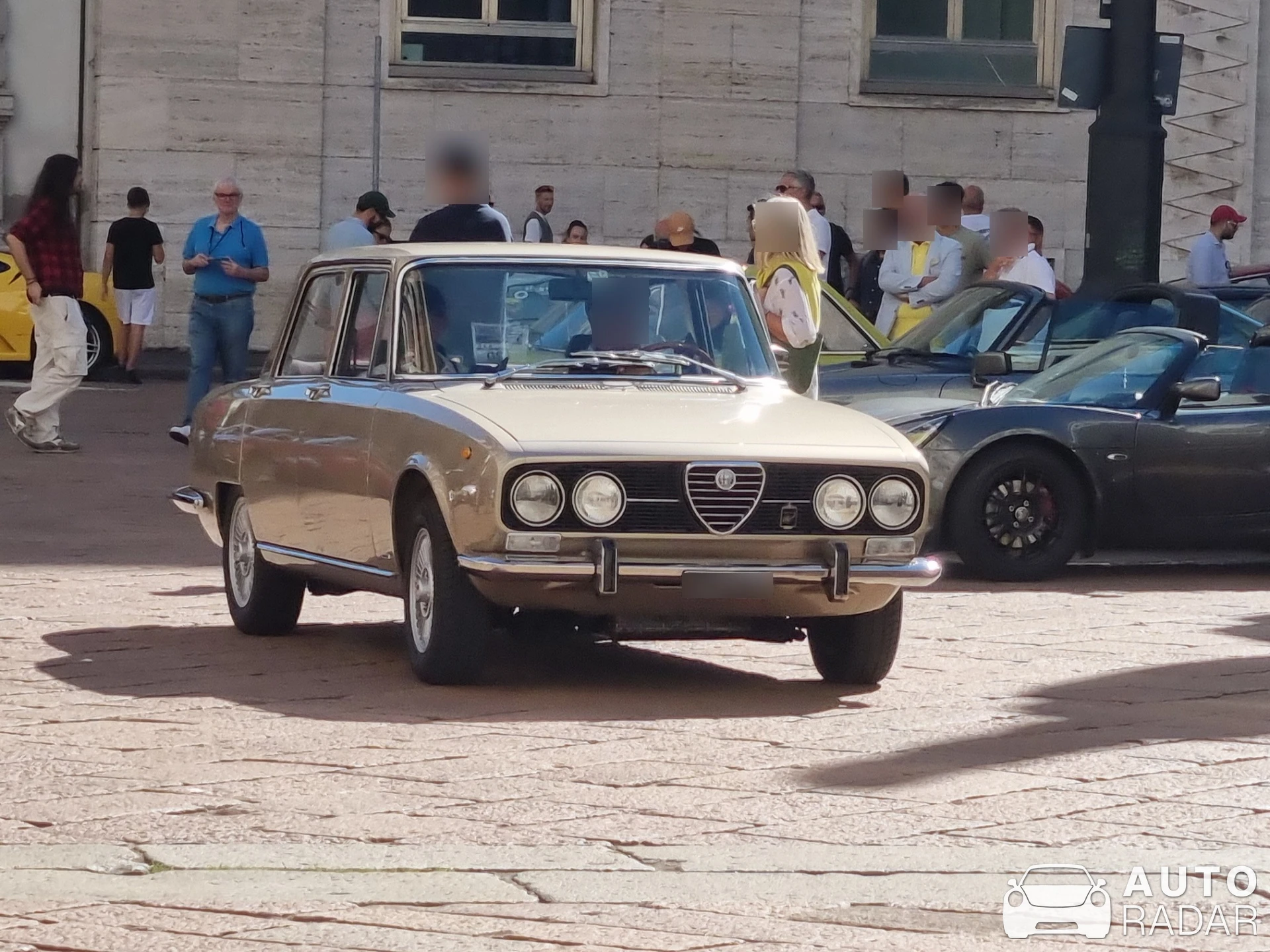 Alfa Romeo 2000 Berlina spotted in Milano, Italy