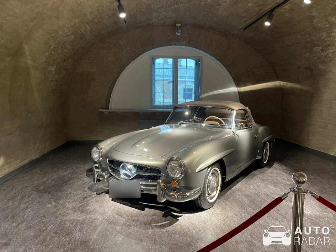 Mercedes-Benz 190 SL spotted in Daugavpils
