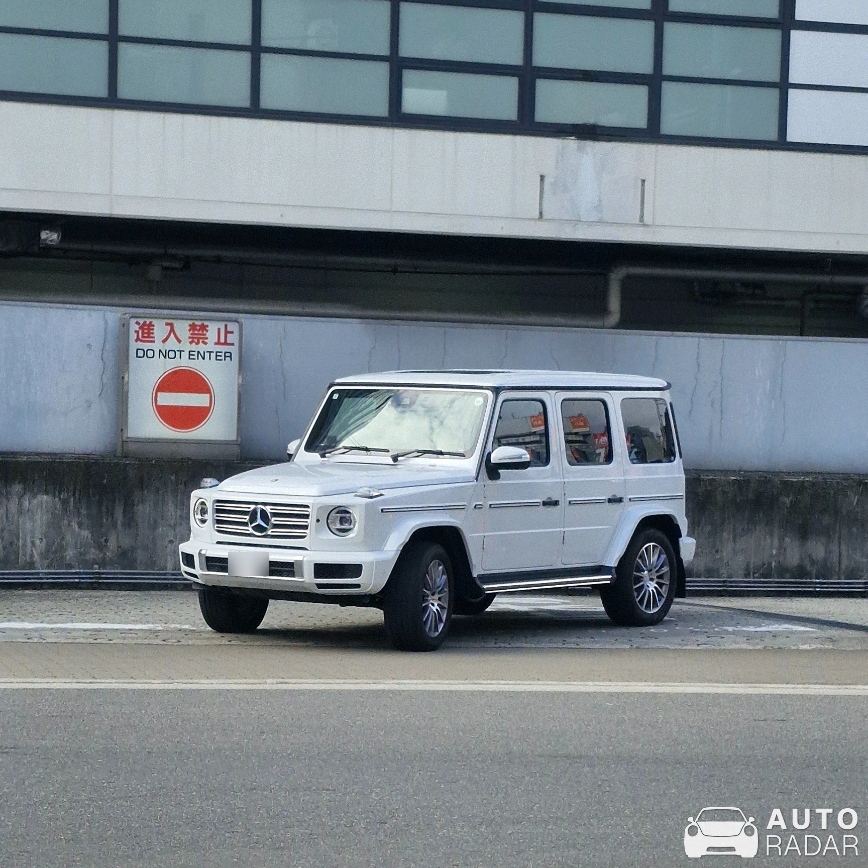 Mercedes-Benz G 400d spotted in 大阪市西区, Japan