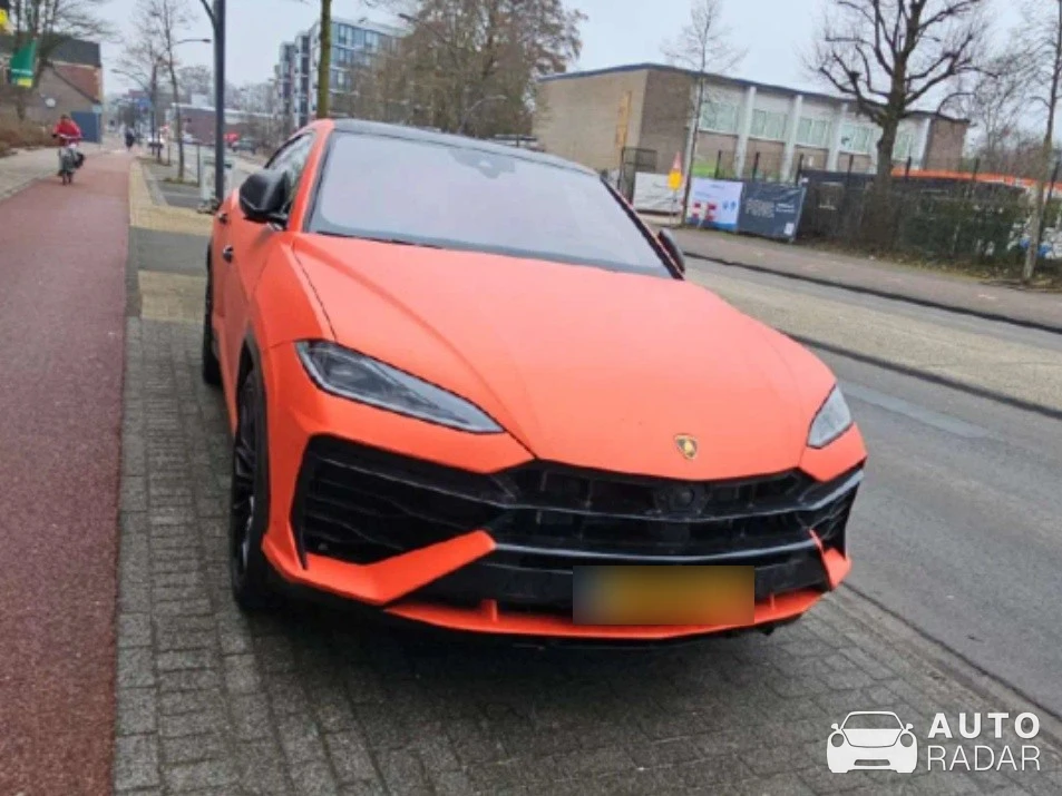 Lamborghini Urus SE spotted in Hengelo, Netherlands