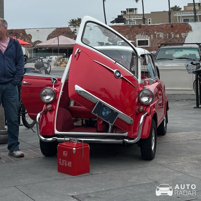 BMW Isetta 600 spotted in Hermosa Beach