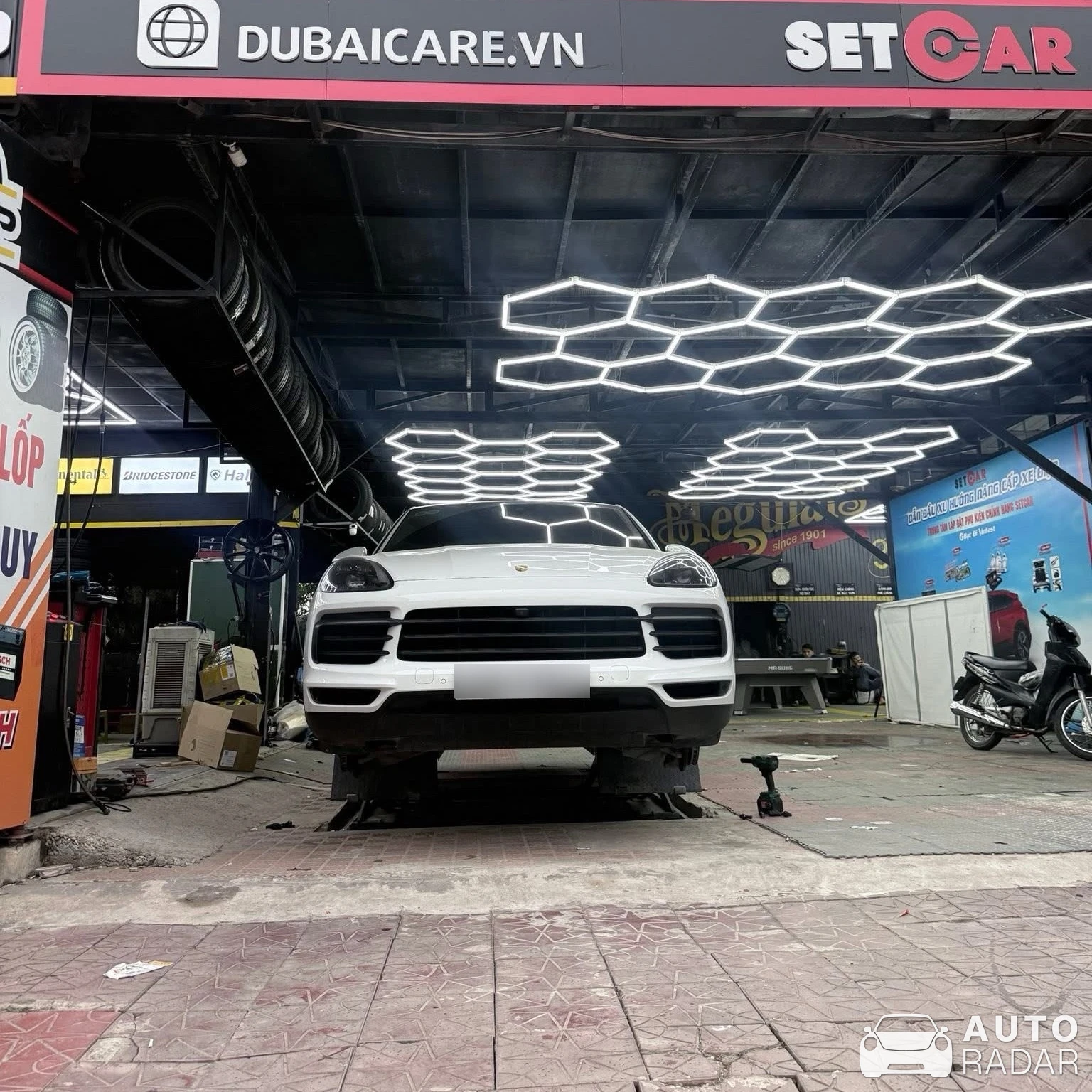 Porsche Cayenne spotted in Thành phố Vĩnh Yên, Việt Nam