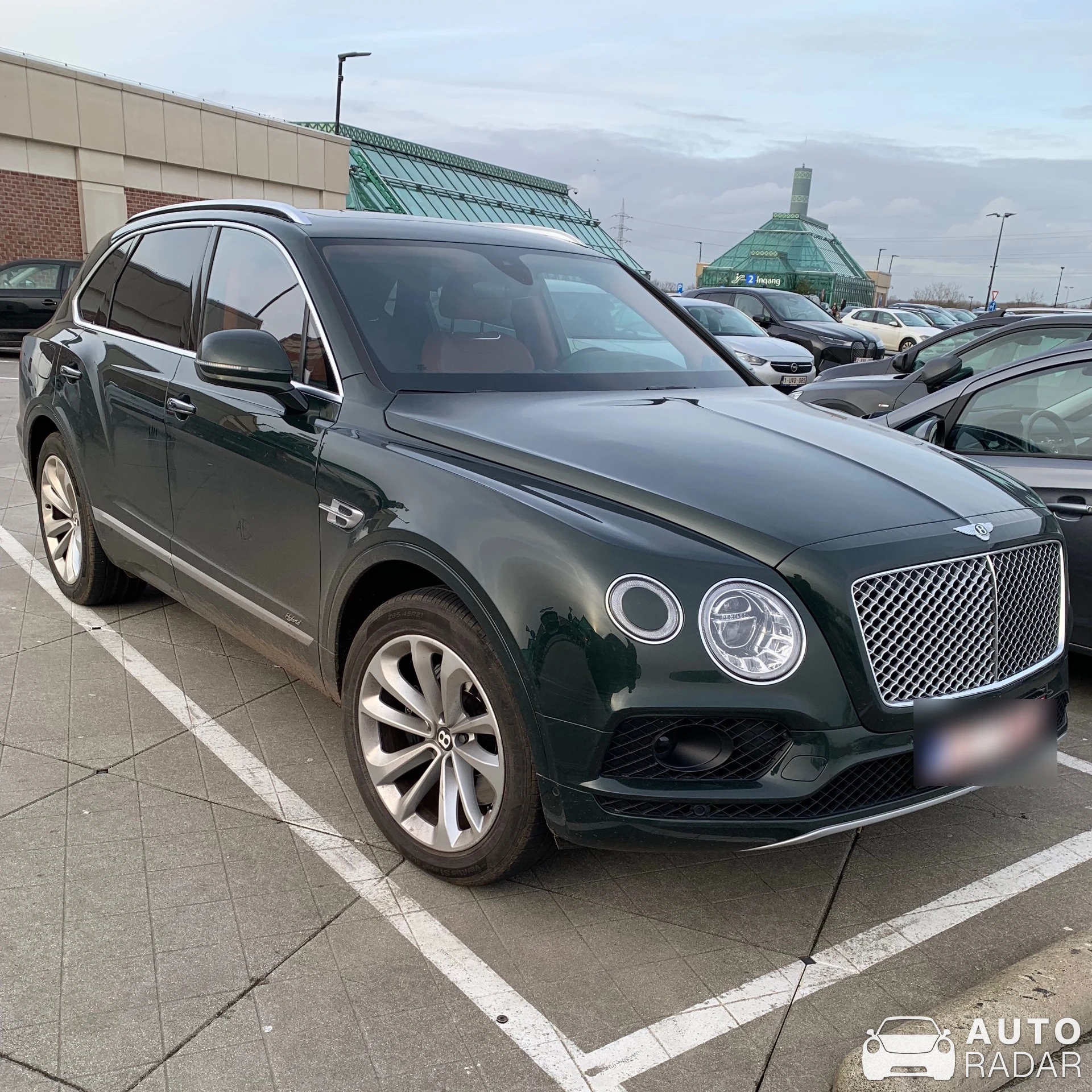 Bentley Bentayga Hybrid spotted in Wijnegem, België