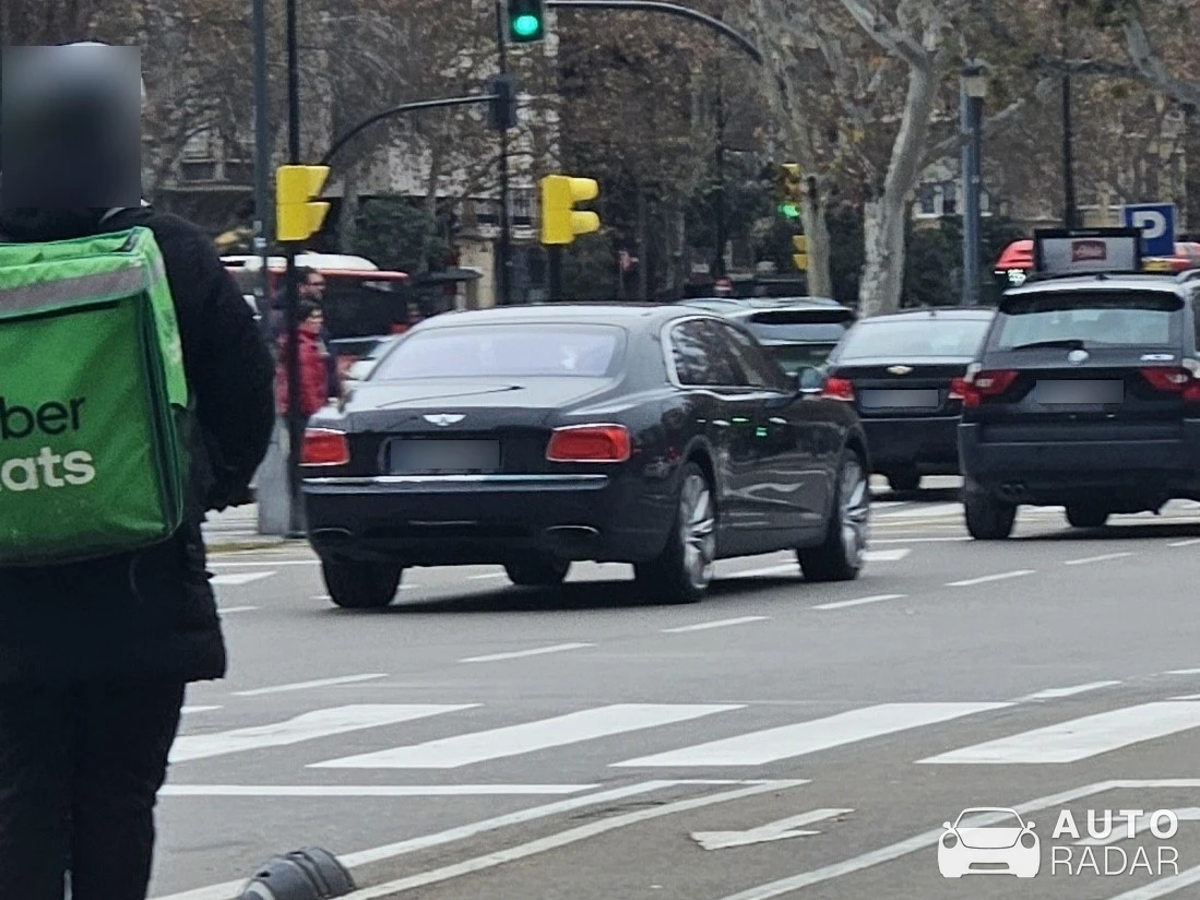 Bentley Flying Spur V8 spotted in Zaragoza, España