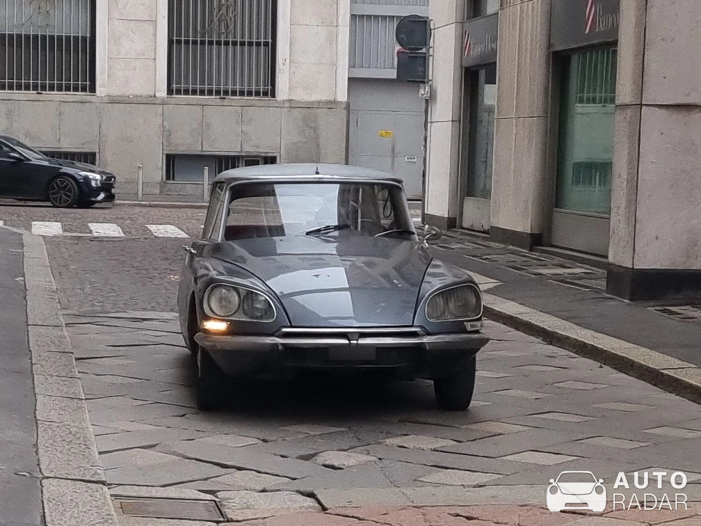 Citroën DS spotted in Milano, Italy