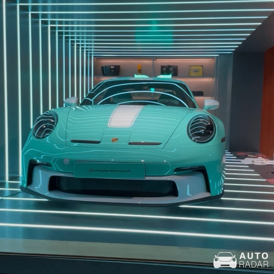 Porsche 992 S/T Funky Minty spotted in Milan