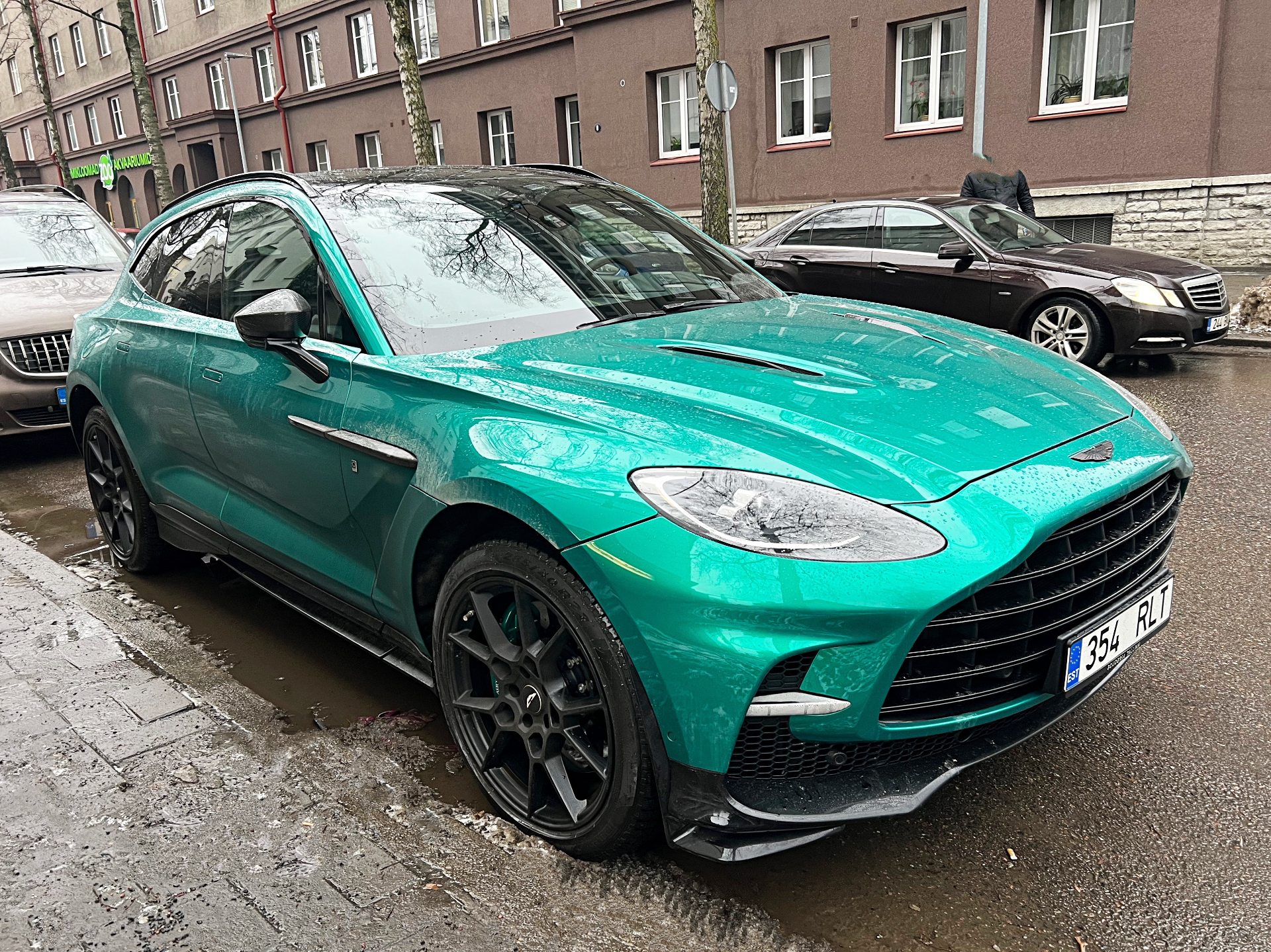 Aston Martin DBX707