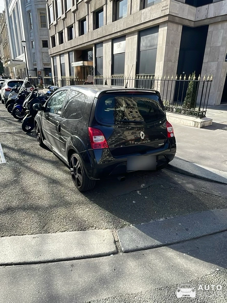 Renault Twingo RS spotted in Paris