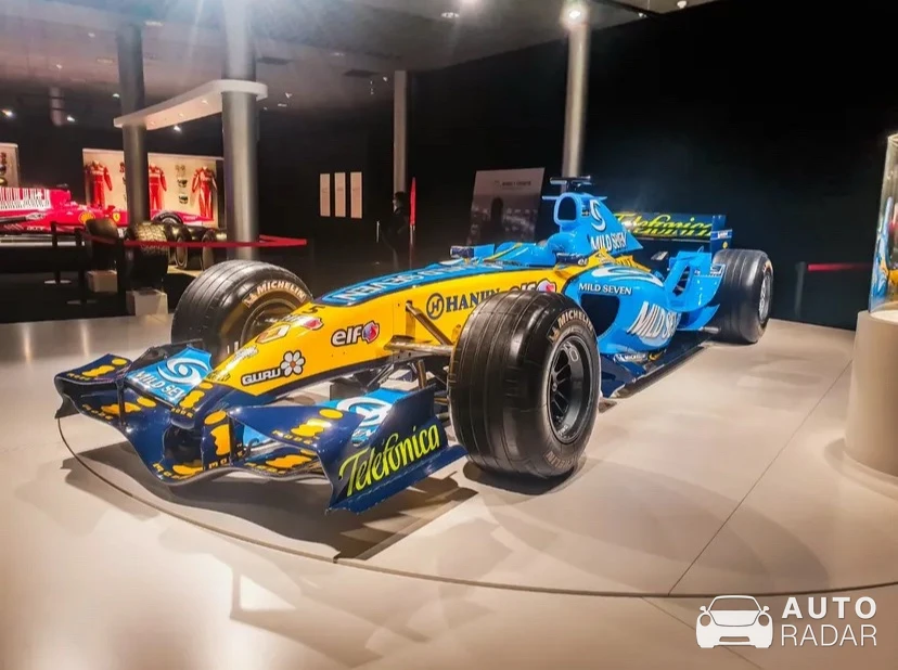 Renault F1 R25 spotted in Paris