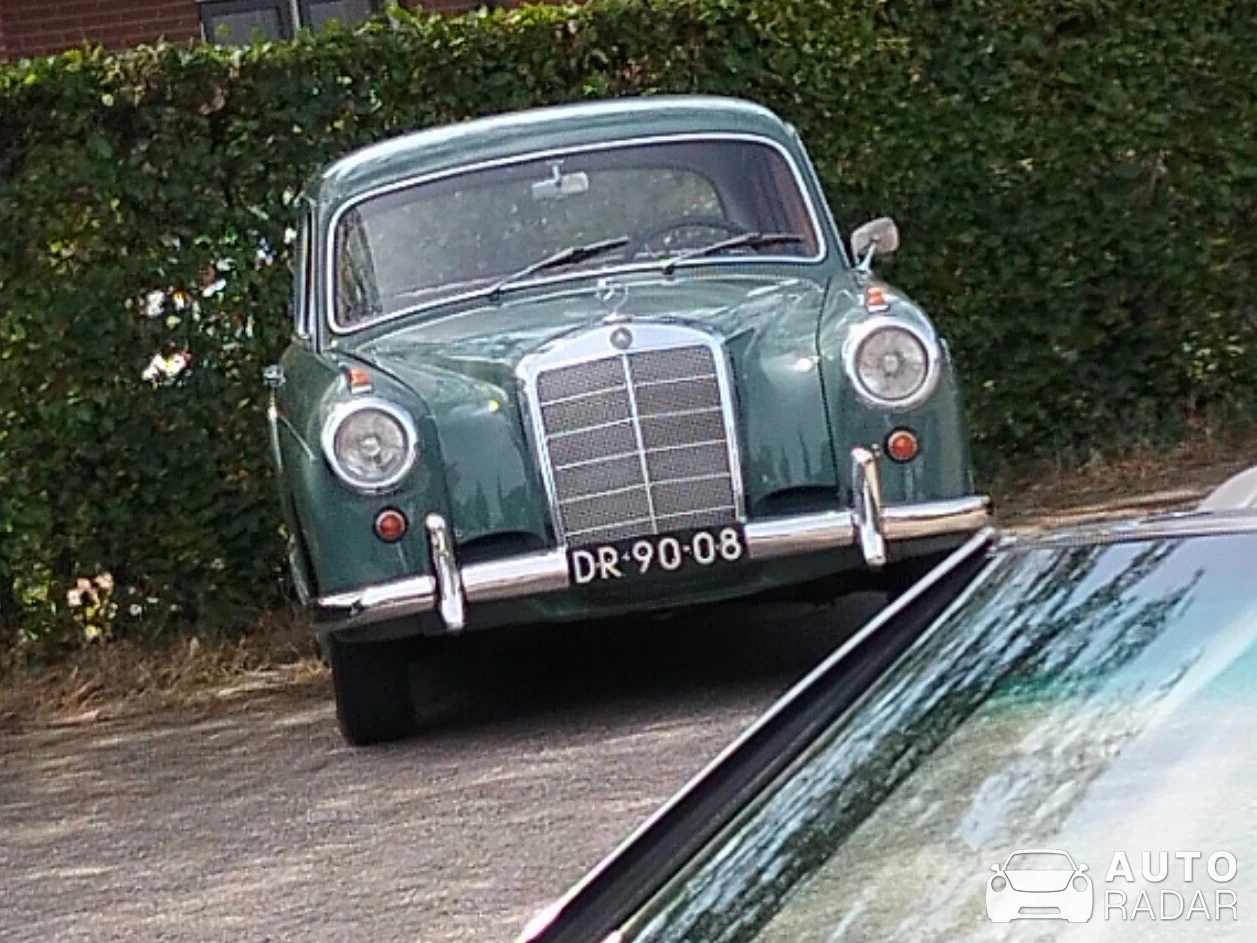 Mercedes-Benz 220S spotted in Zelhem