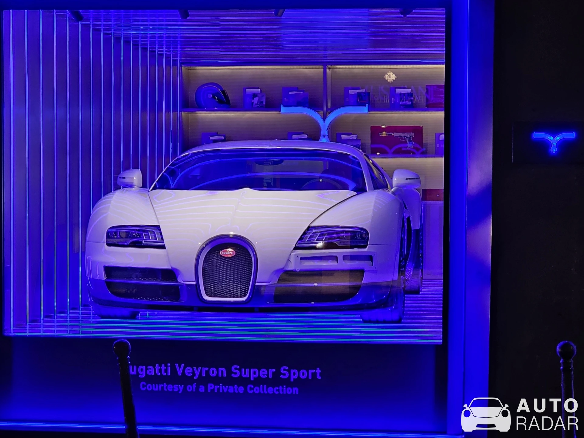 Bugatti Veyron 16.4 Super Sport spotted in Milano, İtalya