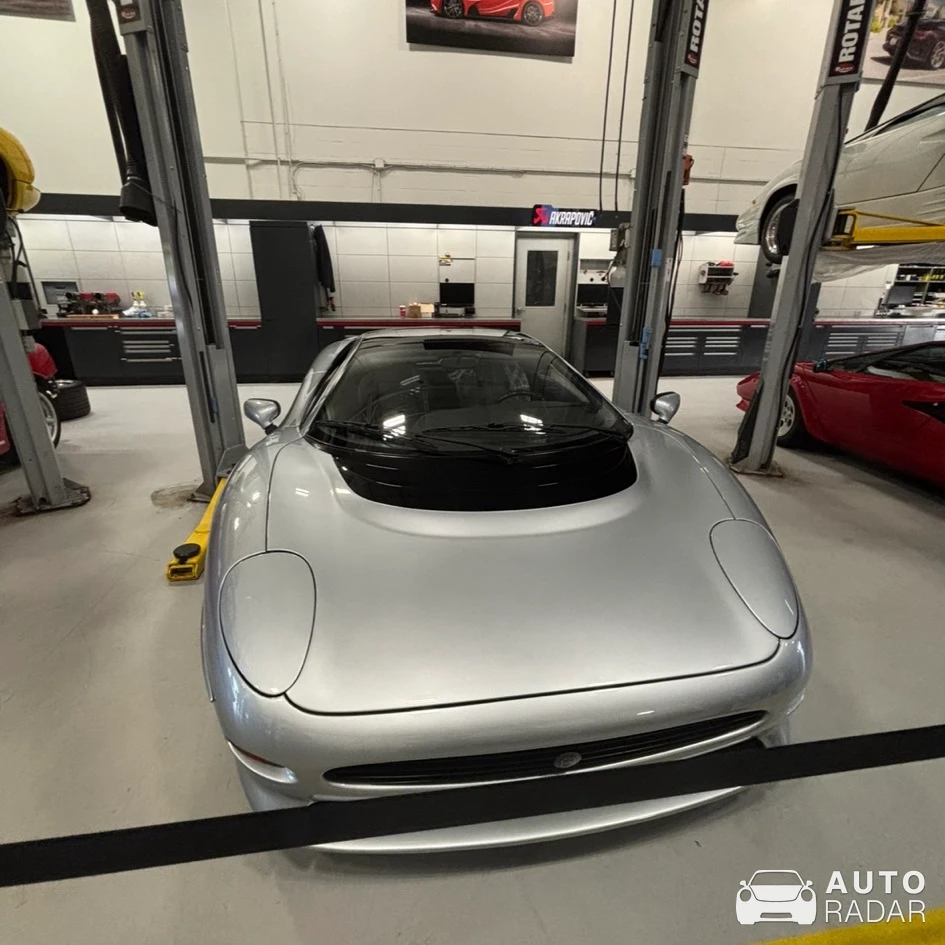 Jaguar XJ220 spotted in Ajax
