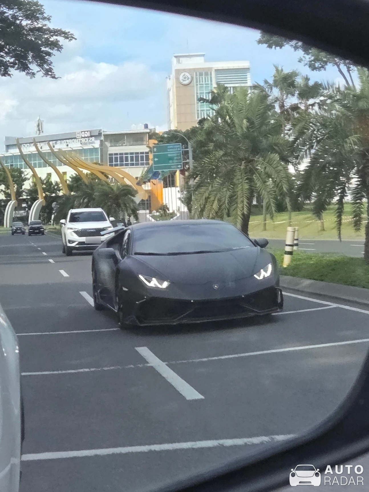 Lamborghini Huracán LP610-4 spotted in Surabaya, Indonesia