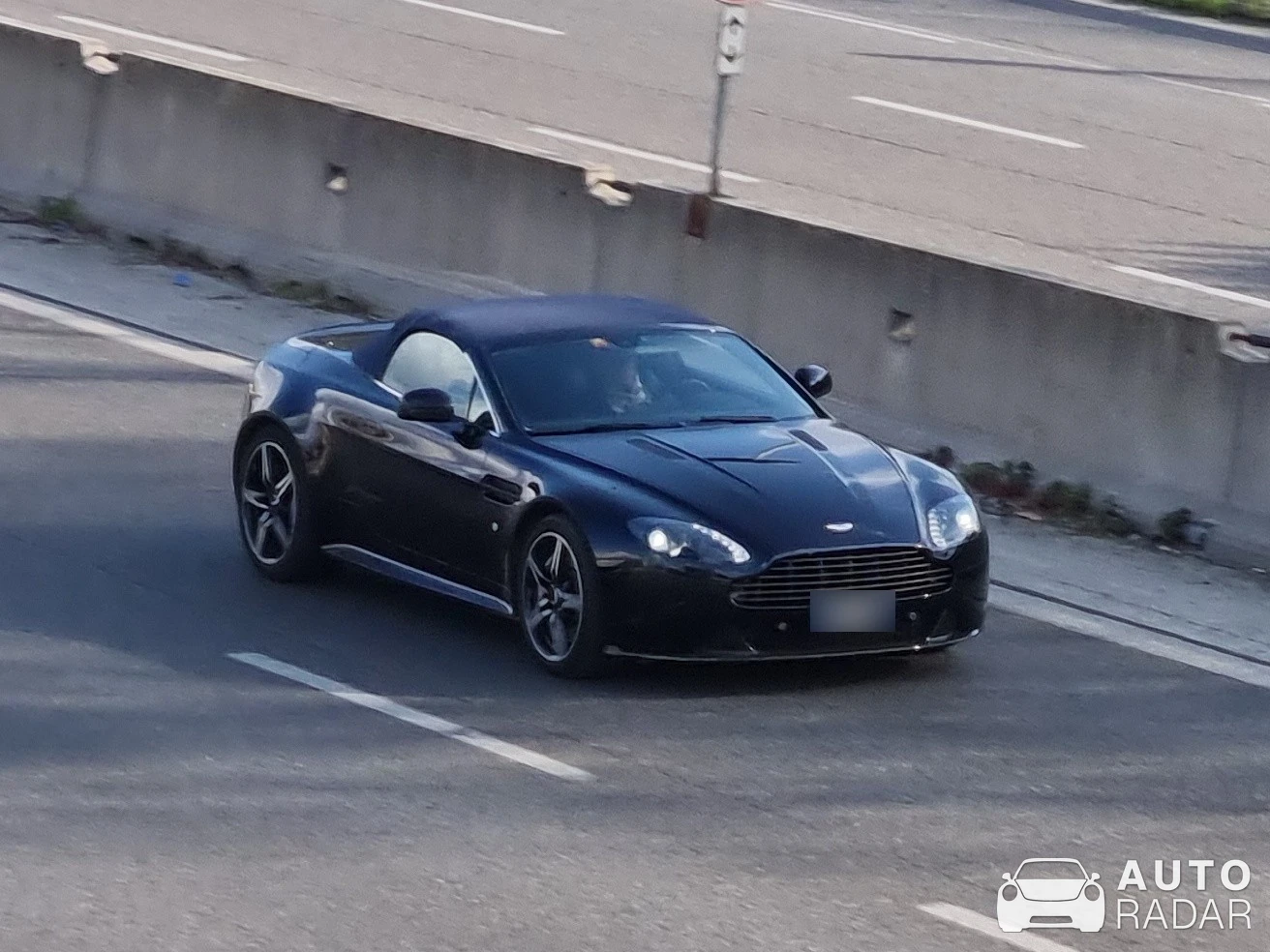 Aston Martin V8 Vantage S Roadster spotted in Milano