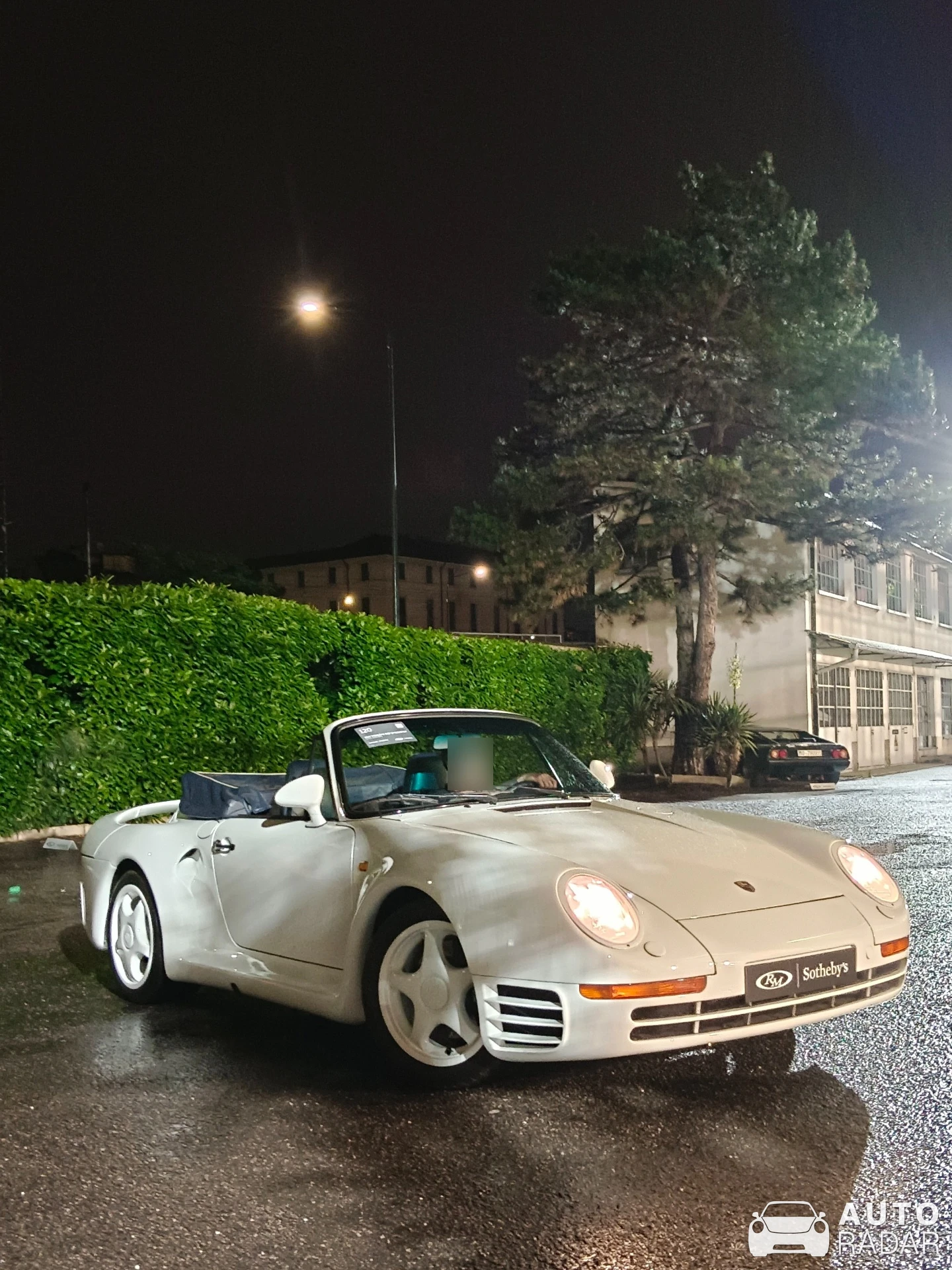 Porsche 959 Speedster spotted in Milan