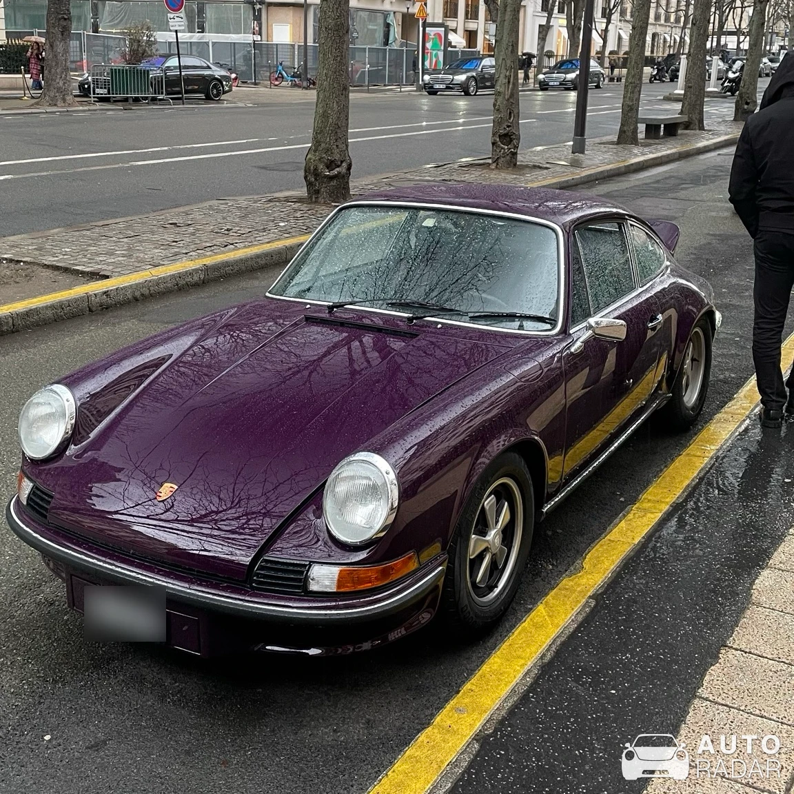 Porsche 911 Carrera RS 2.7 spotted in Paris, France