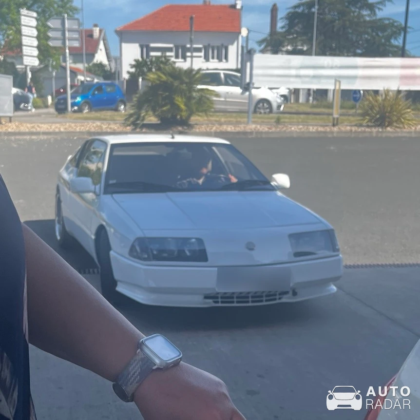 Alpine V6 Turbo spotted in Ancenis-Saint-Géréon