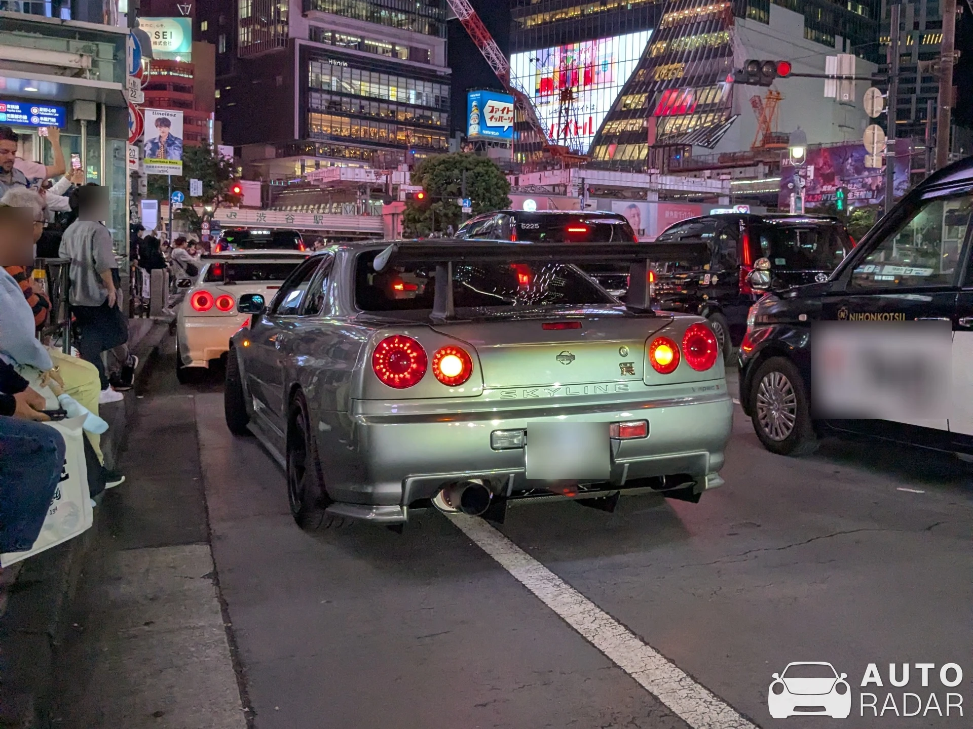 Nissan Skyline R34 GT-R V-Spec II spotted in 渋谷区