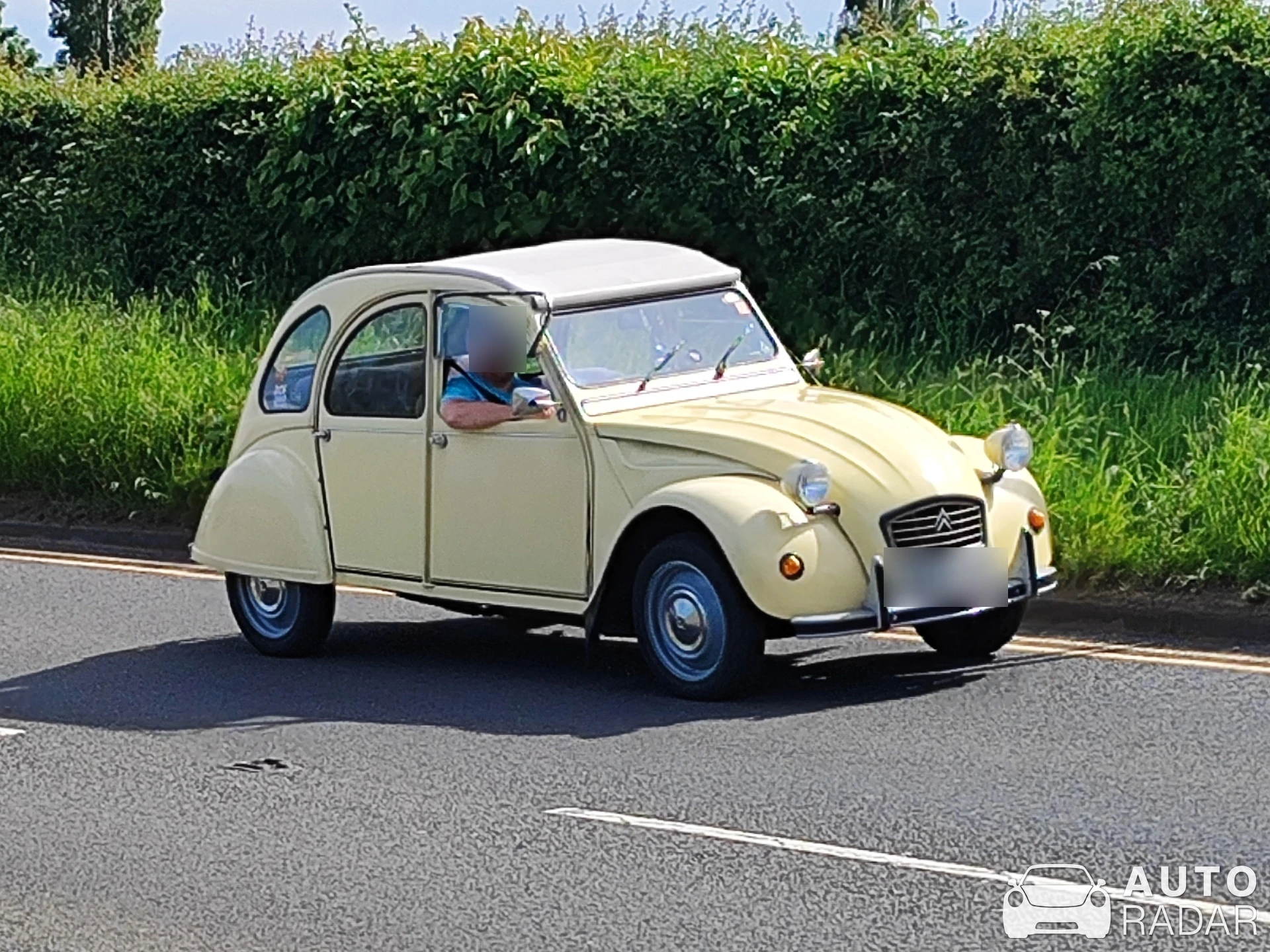 Citroën 2CV spotted in England, United Kingdom