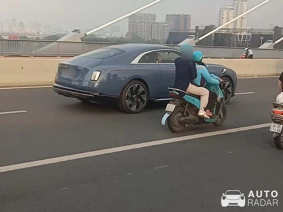 Rolls-Royce Spectre spotted in Ho Chi Minh City, Vietnam