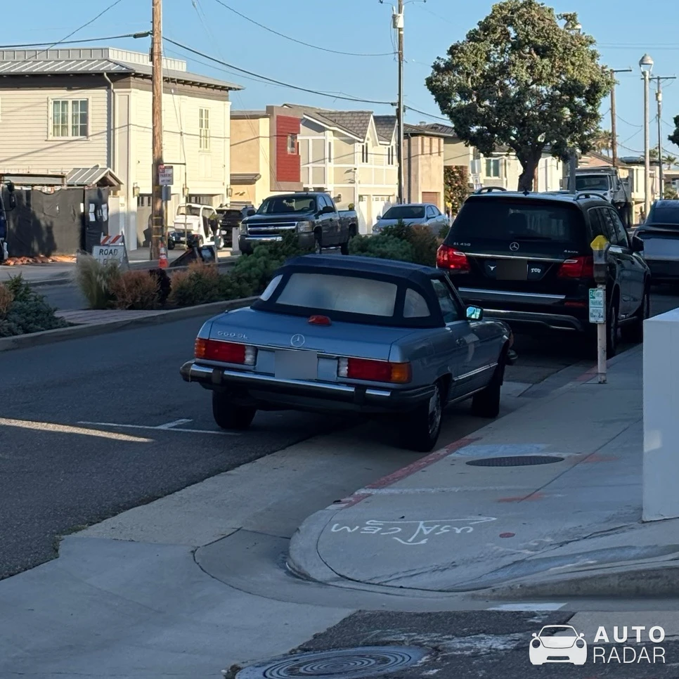 Mercedes-Benz 500SL R107 spotted in Hermosa Beach