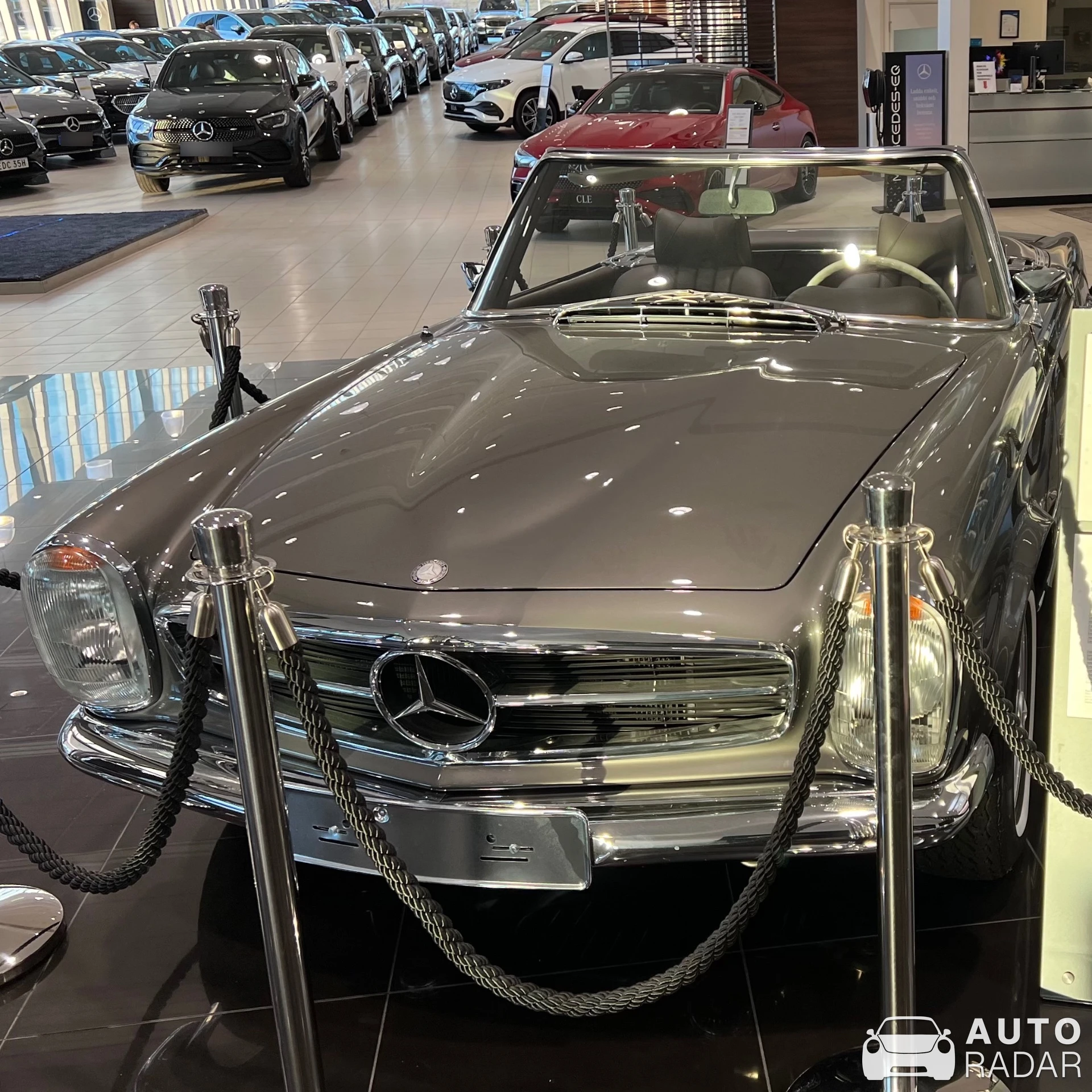 Mercedes-Benz 280 SL spotted in Högsbo, Sverige