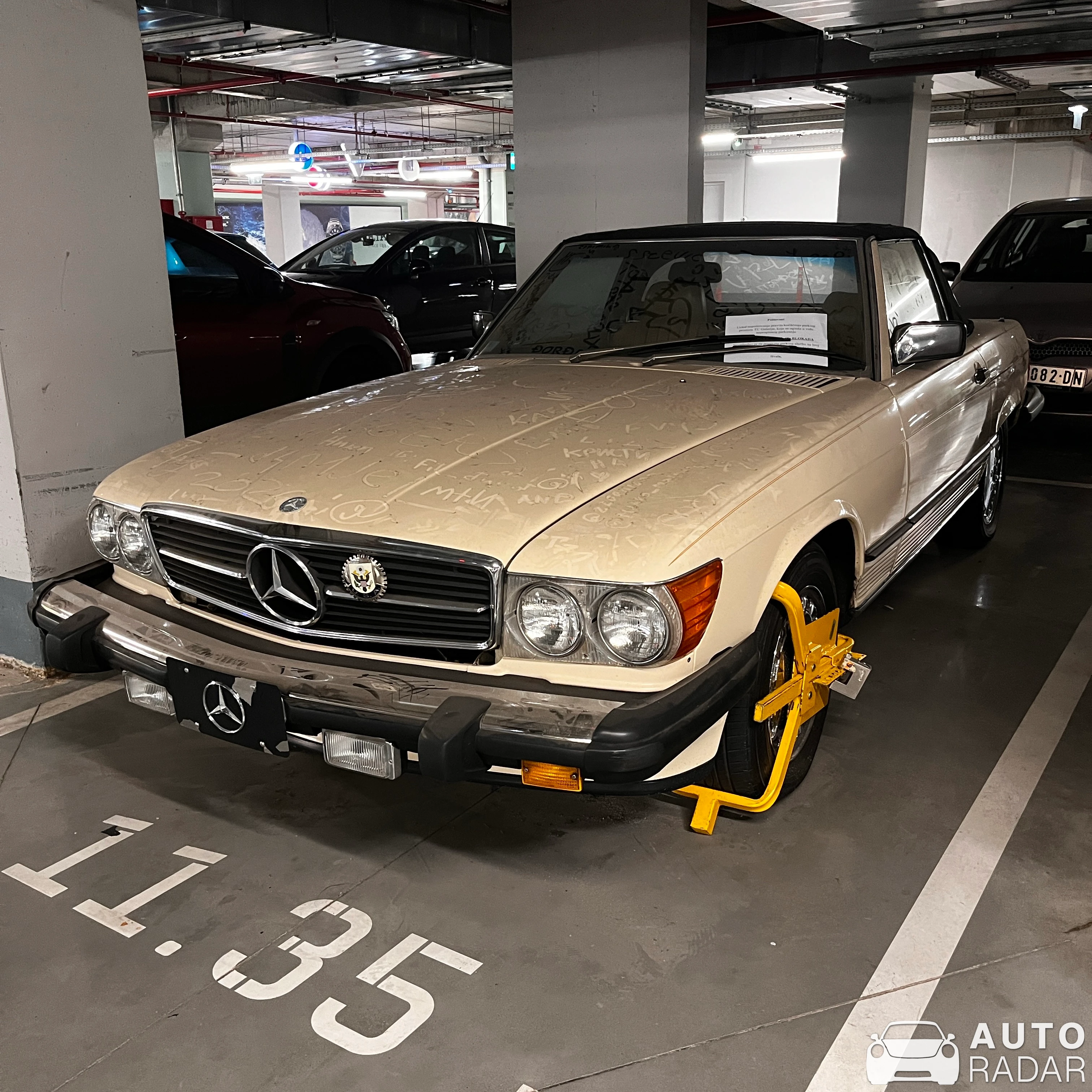 Mercedes-Benz SL 380 R107 spotted in Београд