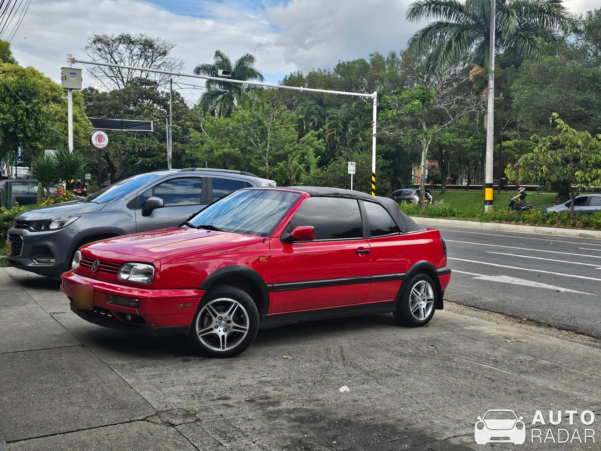 Volkswagen Golf R Cabriolet spotted in Medellín