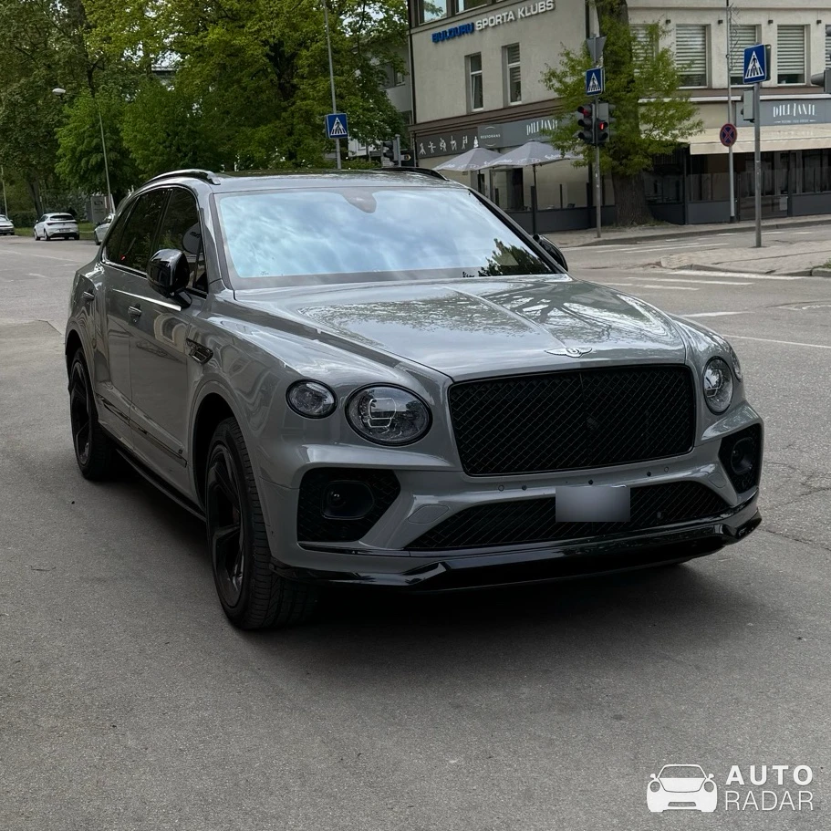 Bentley Bentayga Hybrid S spotted in Jūrmala