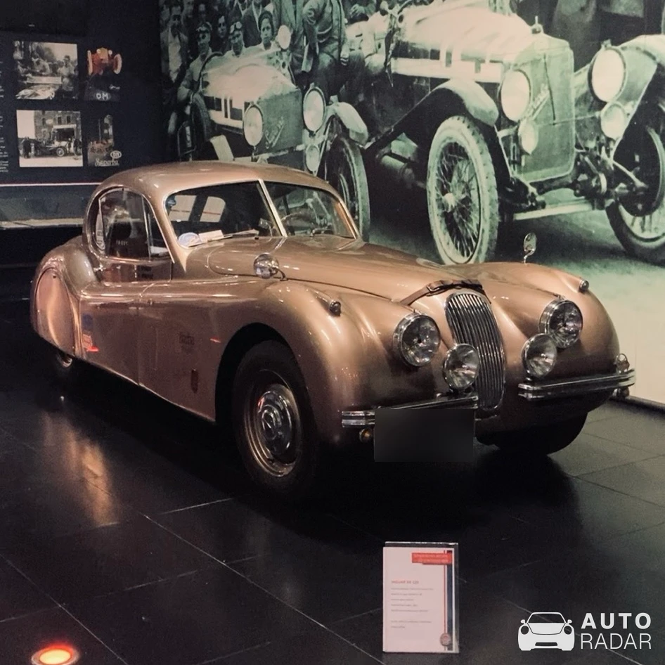 Jaguar XK120 spotted in Brescia