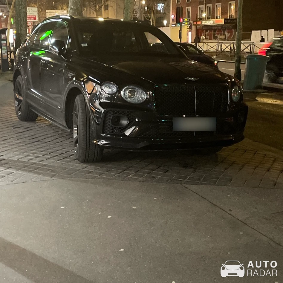 Bentley Bentayga V8 spotted in Boulogne-Billancourt, France