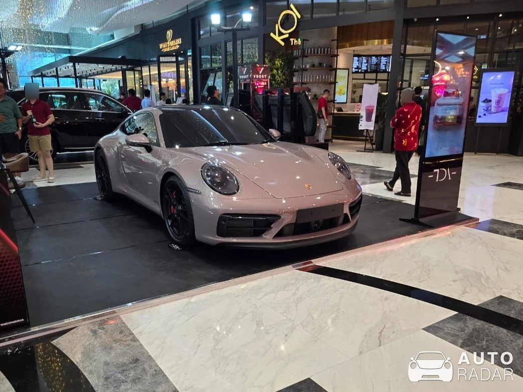 Porsche 992 Carrera 4S MkI spotted in Kota Jakarta Barat, Indonesia