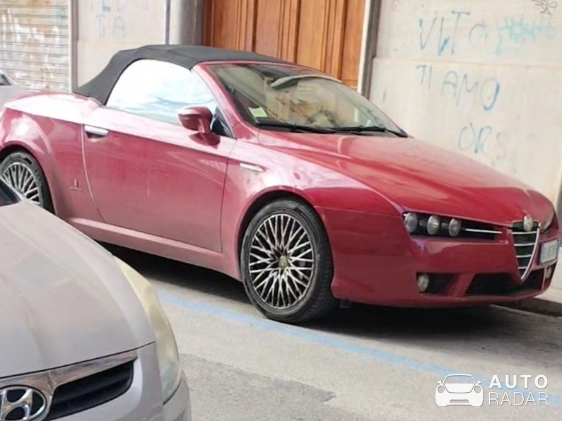 Alfa Romeo Spider 2.0i spotted in Bari, Italy