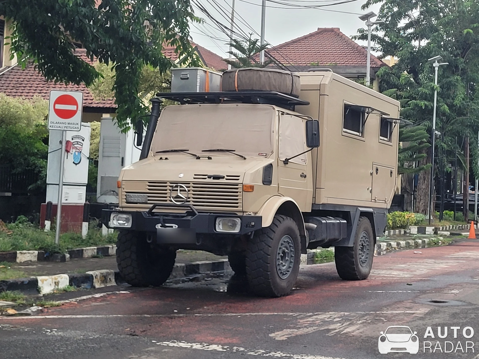 Mercedes-Benz Unimog U400 spotted in Surabaya